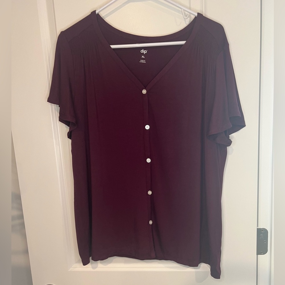 Faux button up, flutter sleeve maroon top. Size xl